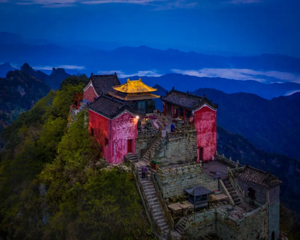 武当山金殿神灯，六百年从未熄灭！此外金殿还有三大奇观