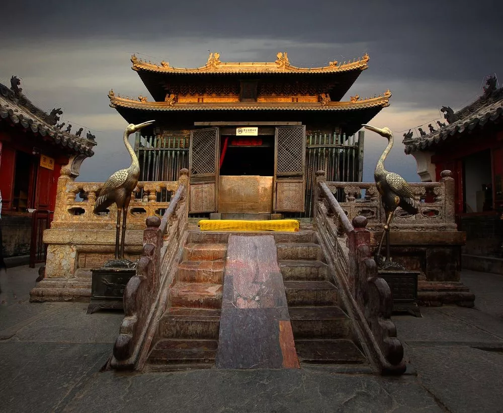 武当山金殿神灯，六百年从未熄灭！此外金殿还有三大奇观